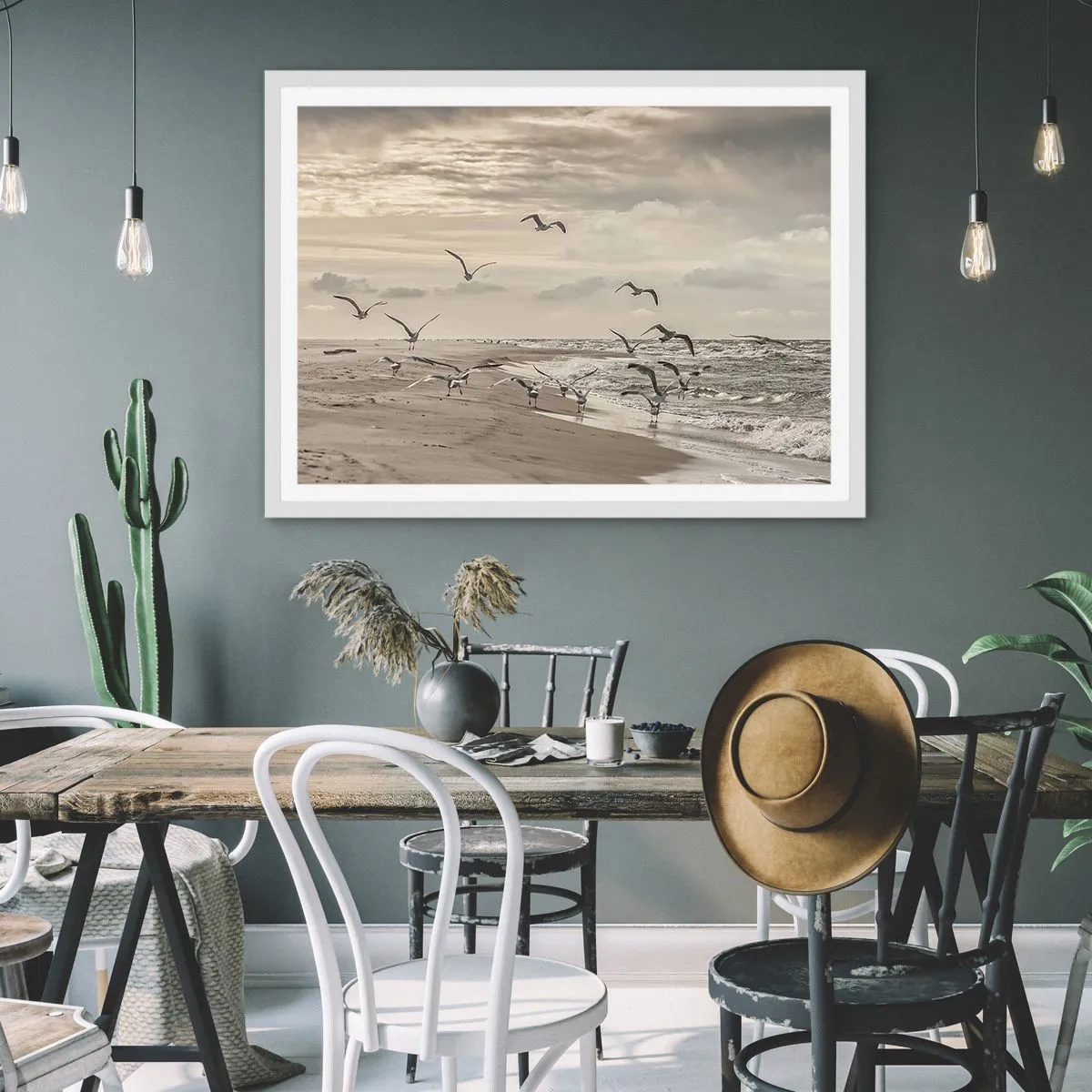 Plakat i hvid ramme - Havet brummer, fuglene synger - 91x61 cm