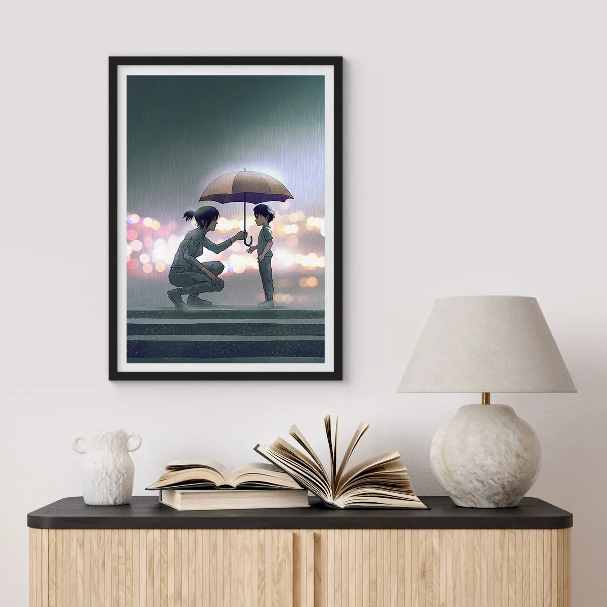 Plakat i sort ramme - En voksen giver en paraply til et barn mod en regnfuld baggrund - 50x70cm - Og alt er godt nu - Moderne vægdekoration til stue og soveværelse ARTTOR