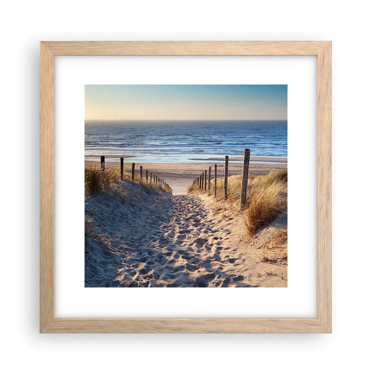 Plakat i ramme af lyst egetræ - Havet brummer, fuglene synger, en vild strand midt i græsset.... - 30x30 cm