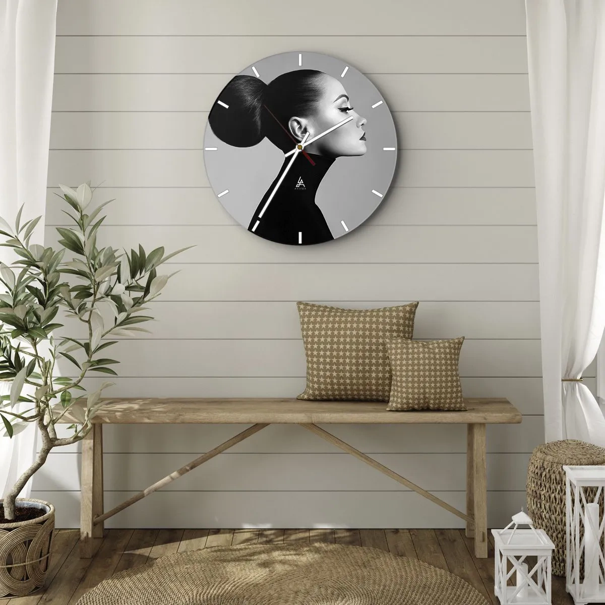 Vægur, Uret - Profil af en kvinde i kunstnerisk stil på en grå baggrund - 30x30cm - Moderne Nefretete - Moderne vægdekoration til stue, køkken og soveværelse ARTTOR