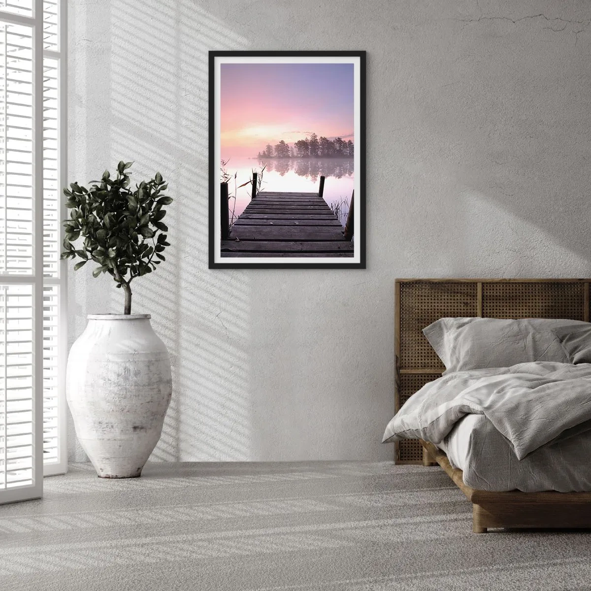 Plakat i sort ramme - En mole ved søen i pastelfarver om morgenen - 50x70cm - Ud af den lilla tåge... - Moderne vægdekoration til stue og soveværelse ARTTOR
