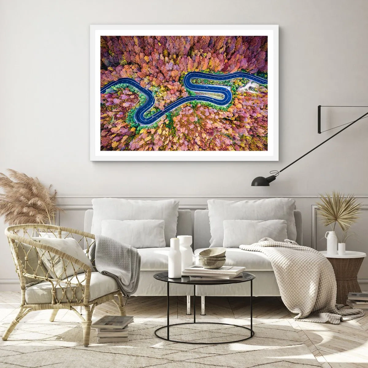 Plakat i hvid ramme - En snoet vej gennem skoven - 70x50 cm