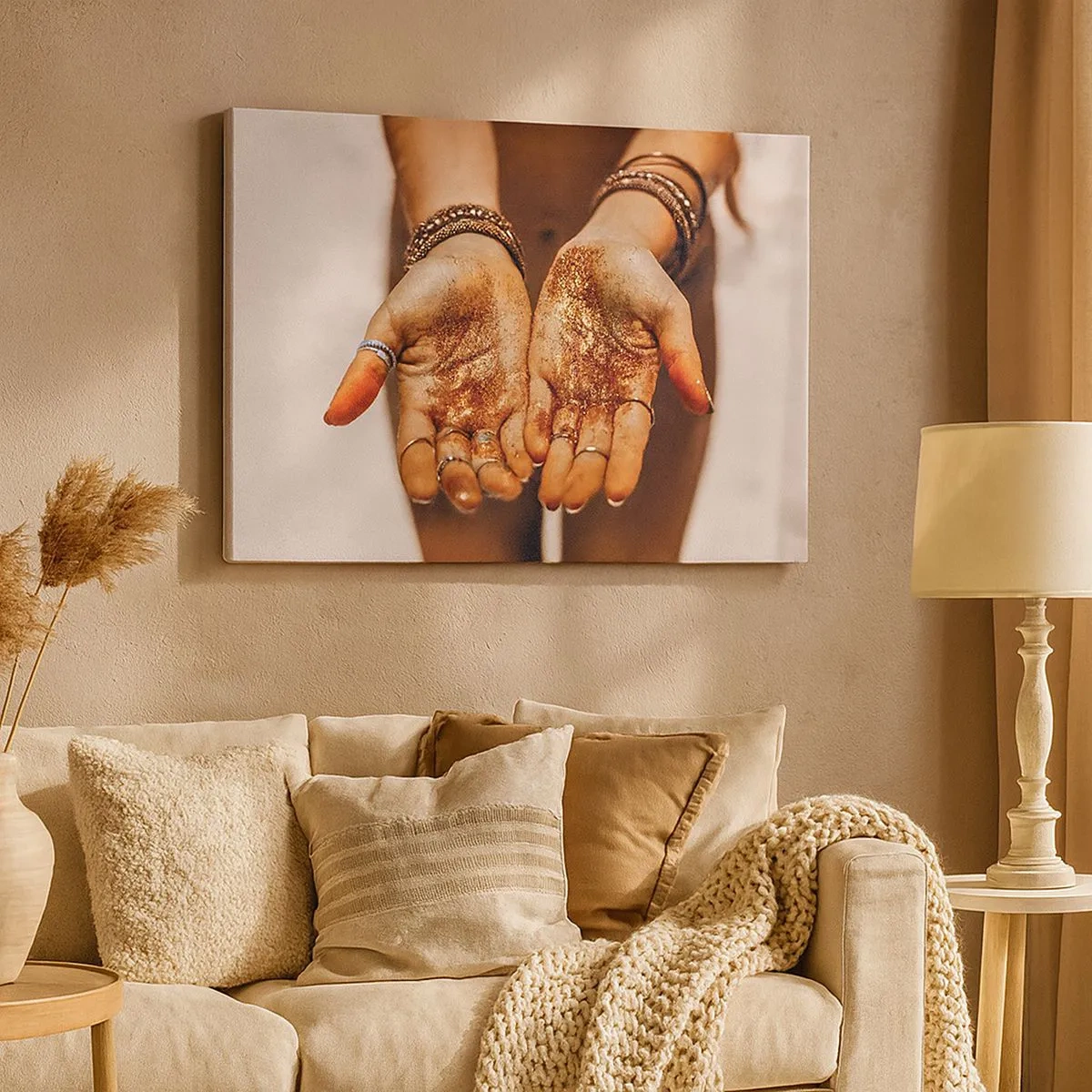 Lærredstryk - Billede på lærred - Nærbillede af hænder med glimmer i varme nuancer - 70x50cm - En gave til dig - Moderne vægdekoration til stue og soveværelse ARTTOR