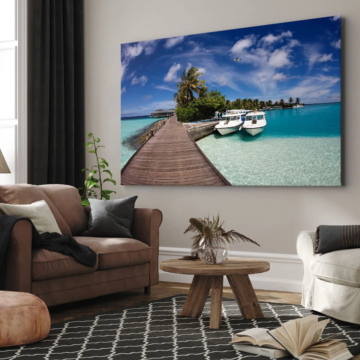 Lærredstryk - Billede på lærred - En mole over et turkisblåt hav med både og palmer - 70x50cm - Og dog findes paradiset - Moderne vægdekoration til stue og soveværelse ARTTOR