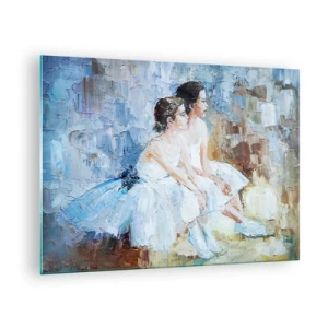 Billede på glas - To ballerinaer i hvide kjoler mod en impressionistisk baggrund - 70x50cm - Hvile for unge svaner - Moderne vægdekoration til stue og soveværelse ARTTOR