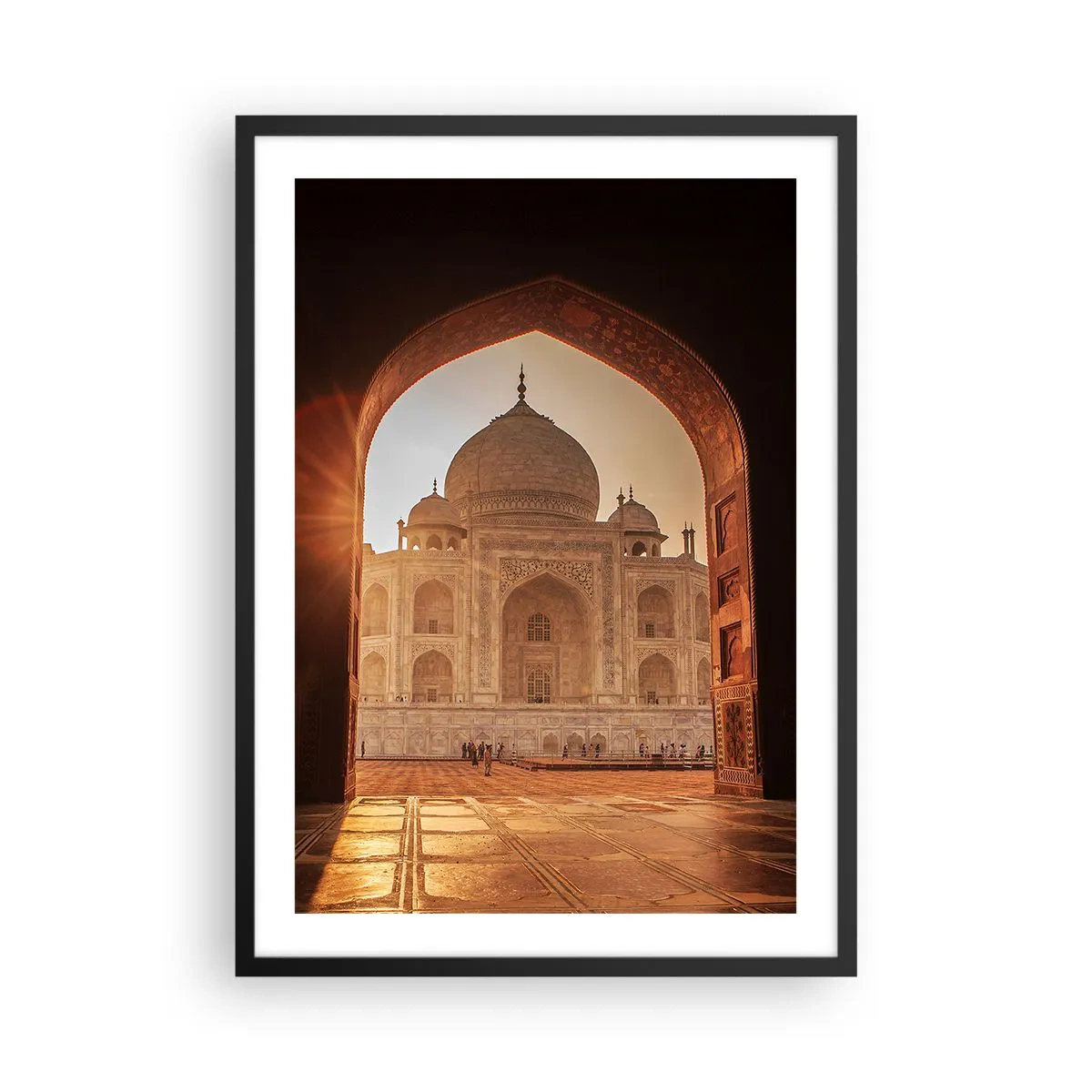 Plakat i sort ramme - Den monumentale struktur set gennem den udsmykkede bue ved solnedgang - 50x70cm - Et monument over overjordisk kærlighed - Moderne vægdekoration til stue og soveværelse ARTTOR