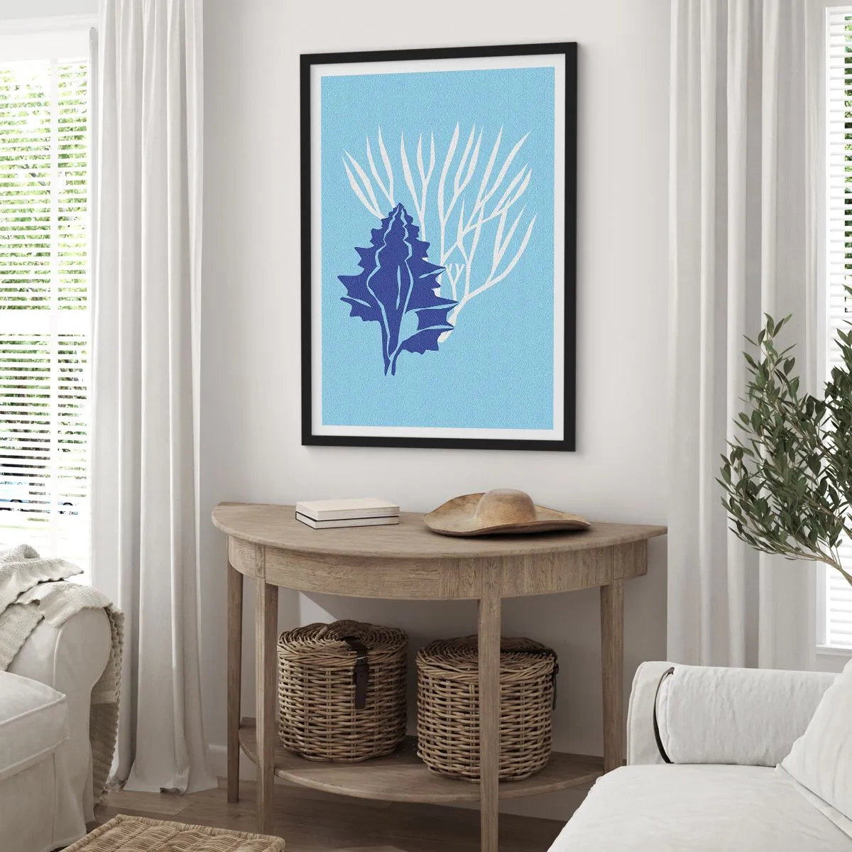 Plakat i sort ramme - Nautisk grafik af skaller og koraller på en blå baggrund - 50x70cm - Bladformede former - Moderne vægdekoration til stue og soveværelse ARTTOR