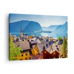 Lærredstryk - Billede på lærred - En malerisk landsby ved en sø omgivet af bjerge på en solskinsdag - 70x50cm - Det kunne ikke være mere malerisk - Moderne vægdekoration til stue og soveværelse ARTTOR