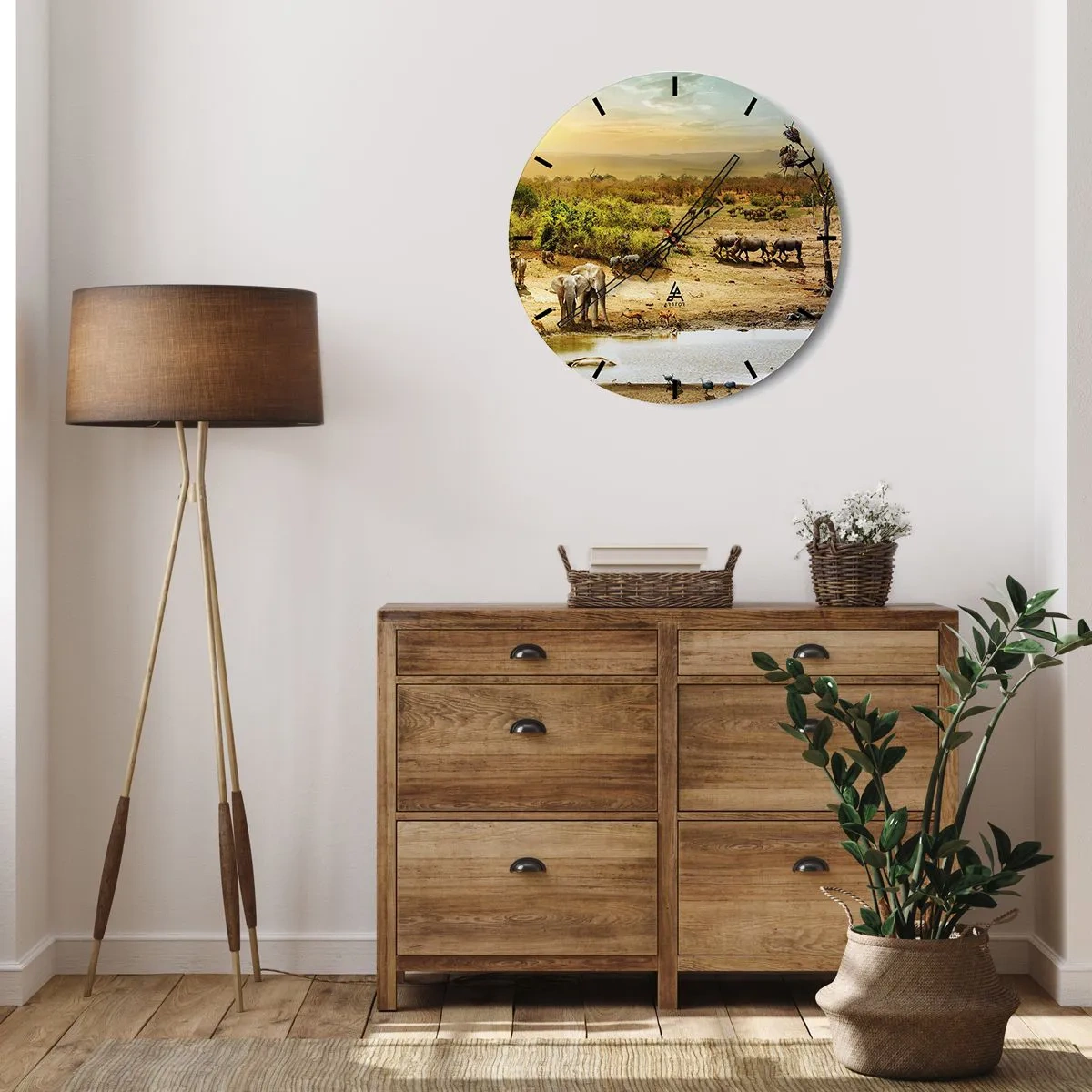Vægur, Uret - Savanne med vilde dyr ved et vandhul ved solnedgang - 30x30cm - "Og ud af Eden flød en flod...". - Moderne vægdekoration til stue, køkken og soveværelse ARTTOR