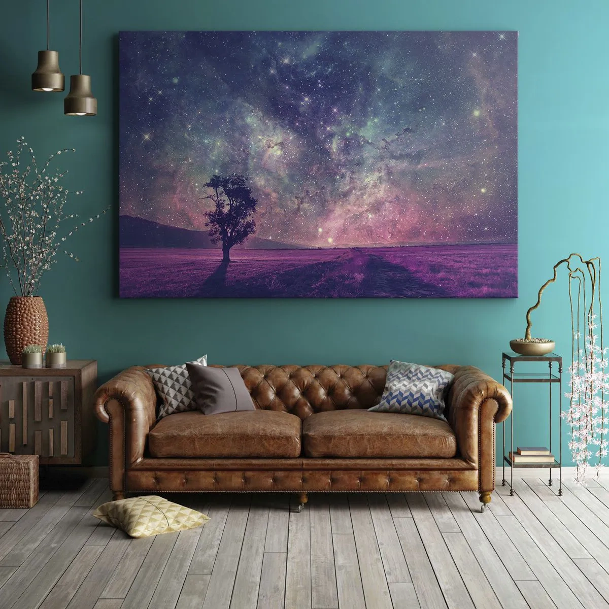 Lærredstryk - Billede på lærred - Et træ mod en stjerneklar himmel i lilla og blå farver - 70x50cm - Under en magisk himmel - Moderne vægdekoration til stue og soveværelse ARTTOR