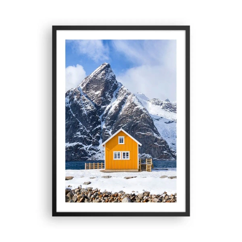 Plakat i sort ramme - Et gult hus mod en baggrund af snedækkede bjerge - 50x70cm - Skandinavisk ferie - Moderne vægdekoration til stue og soveværelse ARTTOR