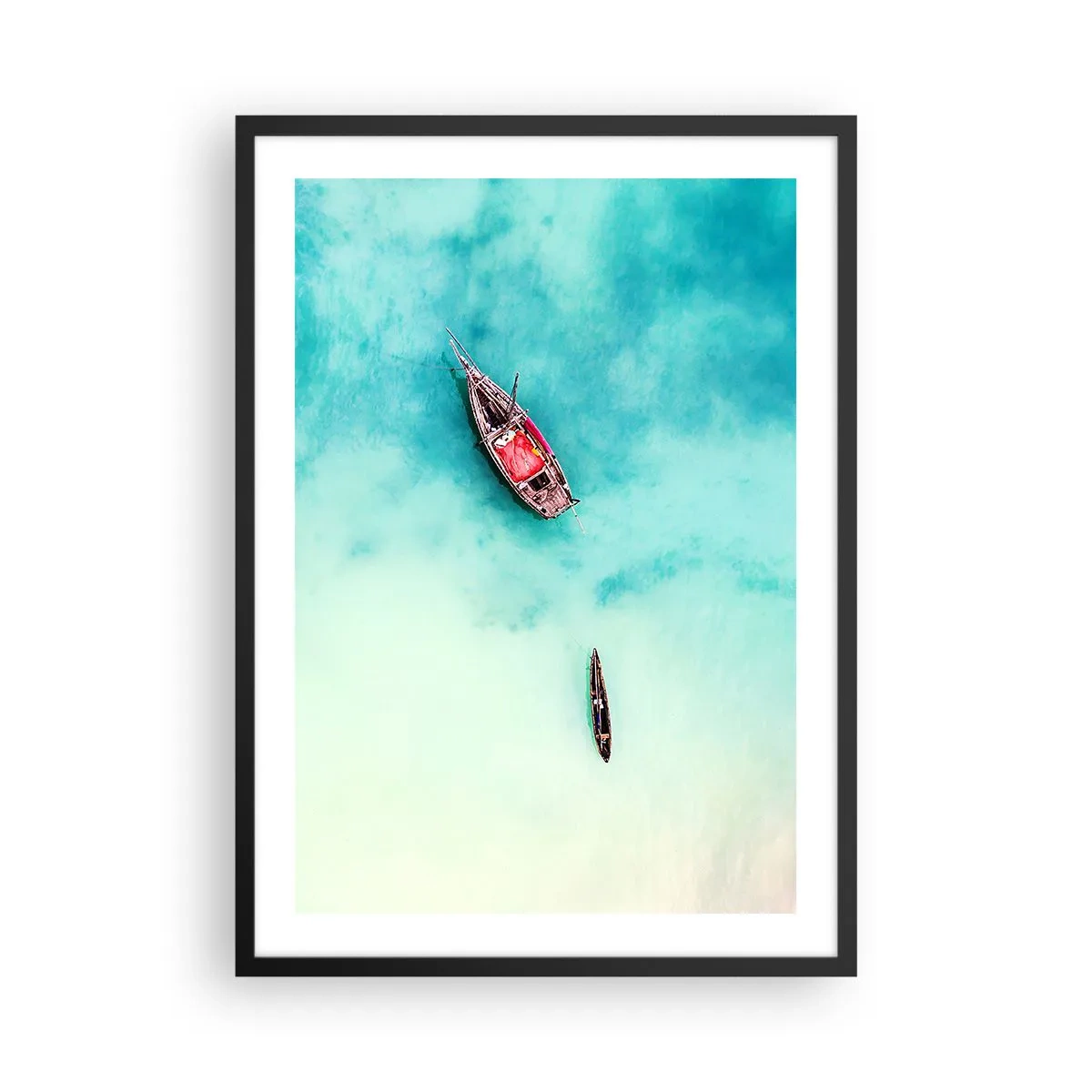 Plakat i sort ramme - Både på turkisblåt vand set fra fugleperspektiv - 50x70cm - For på Zanzibars strande, når det overskydende vand... - Moderne vægdekoration til stue og soveværelse ARTTOR