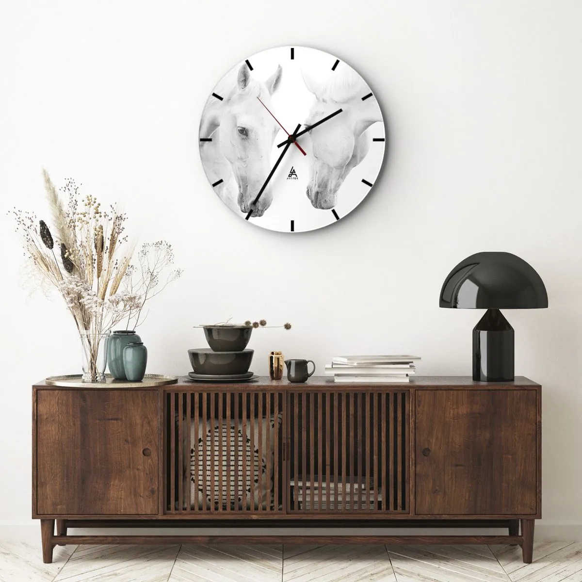 Vægur, Uret - To hvide heste står overfor hinanden på en hvid baggrund - 30x30cm - Er dette venskab...? - Moderne vægdekoration til stue, køkken og soveværelse ARTTOR