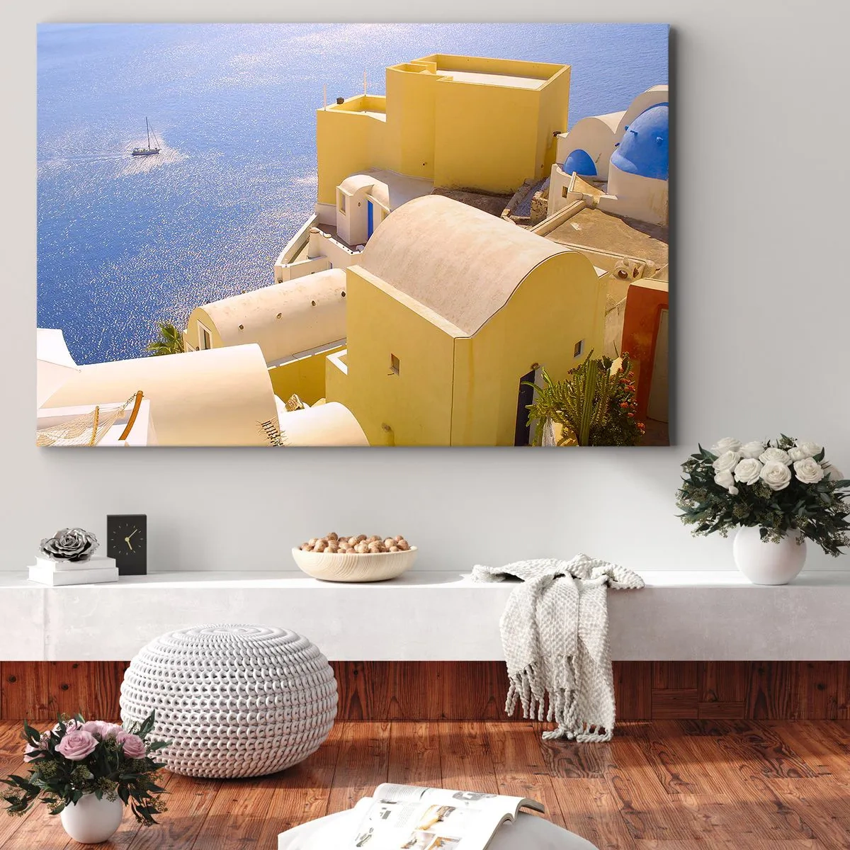 Lærredstryk - Billede på lærred - Græsk arkitektur med havudsigt og en båd i baggrunden - 70x50cm - Græsk landskab i hvid og blå - Moderne vægdekoration til stue og soveværelse ARTTOR