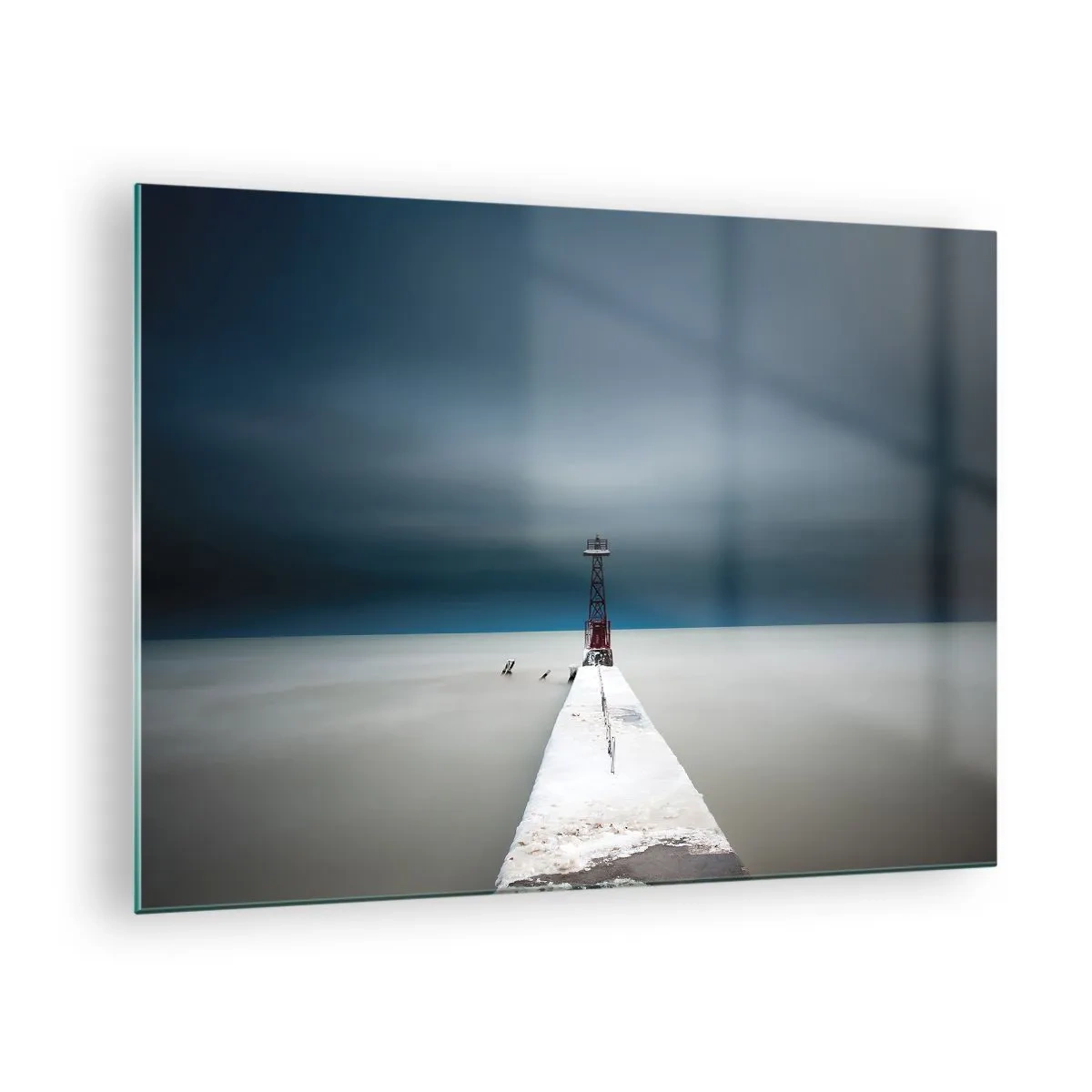 Billede på glas - En minimalistisk mole, der fører til fyrtårnet med hav og himmel som baggrund - 70x50cm - At møde det uendelige - Moderne vægdekoration til stue og soveværelse ARTTOR