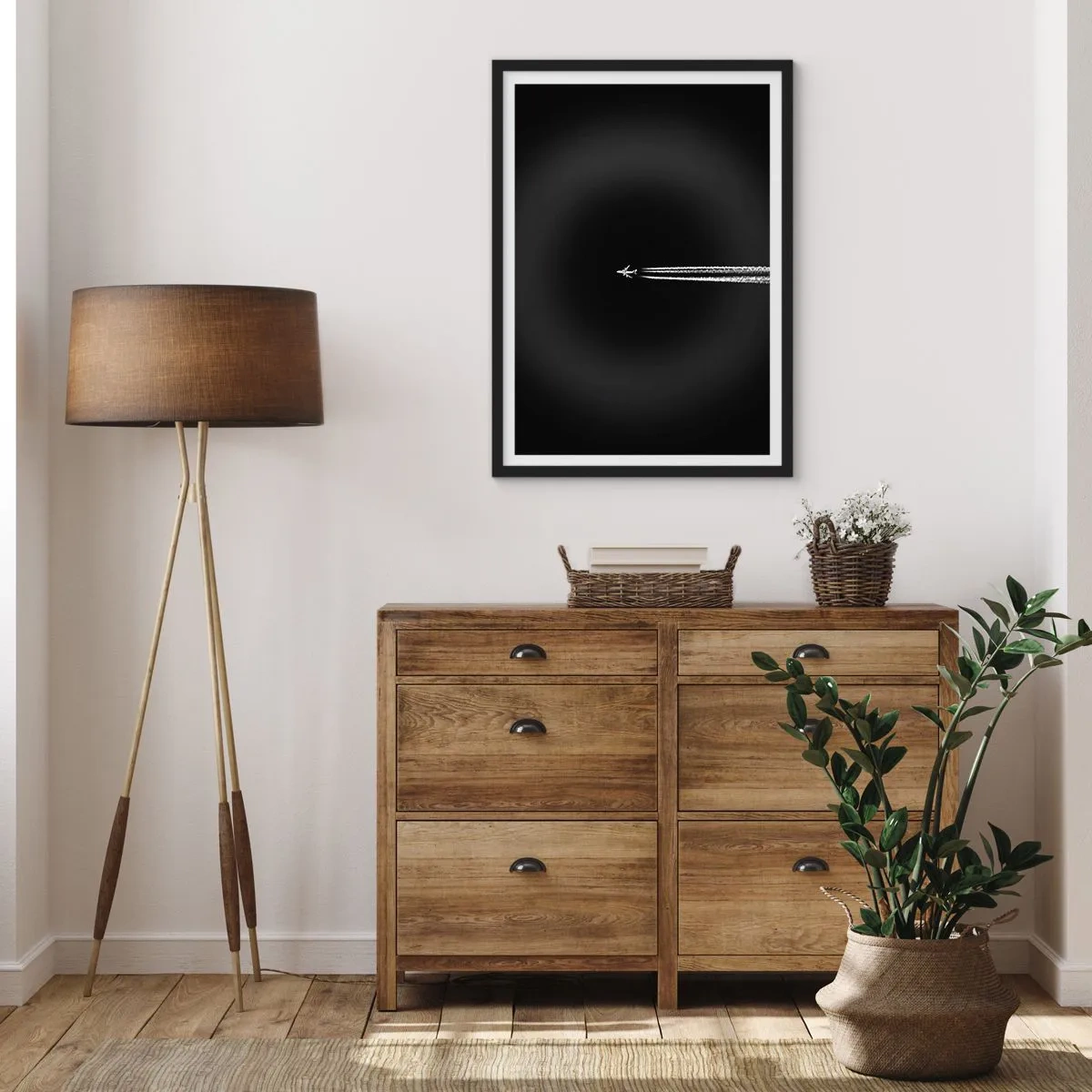 Plakat i sort ramme - Et fly, der flyver mod en sort baggrund og efterlader kondensstriber. - 50x70cm - Ind i en anden dimension - Moderne vægdekoration til stue og soveværelse ARTTOR