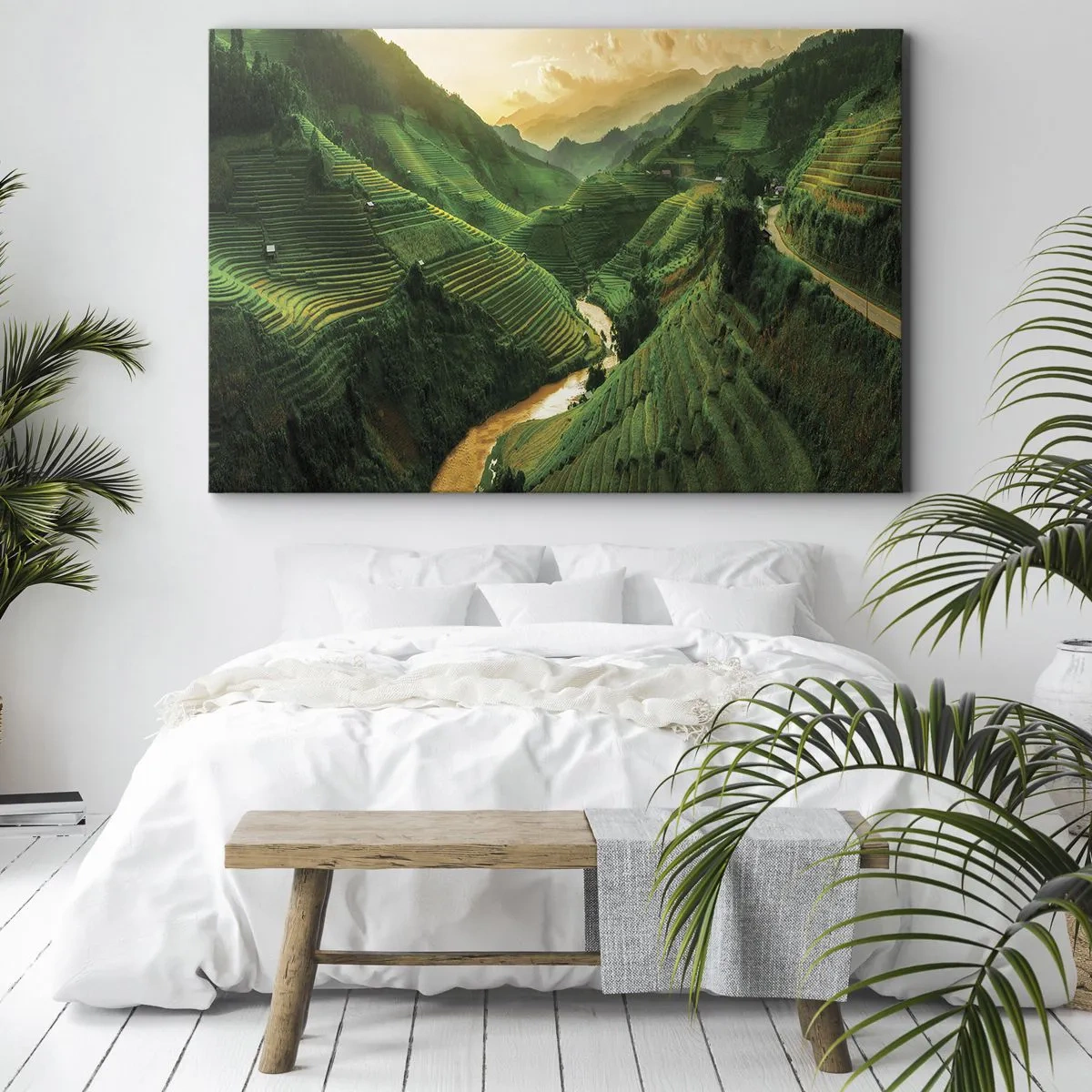 Lærredstryk - Billede på lærred - Maleriske risterrasser i en grøn dal oplyst af den nedgående sol - 70x50cm - Vietnamesisk dal - Moderne vægdekoration til stue og soveværelse ARTTOR