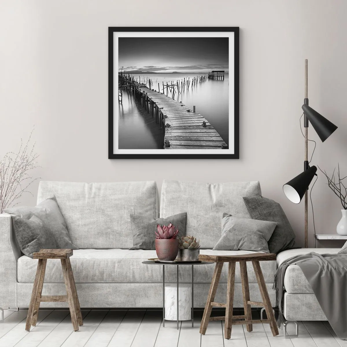 Plakat i sort ramme - Stilheden fra en glemt kyst - 30x30 cm