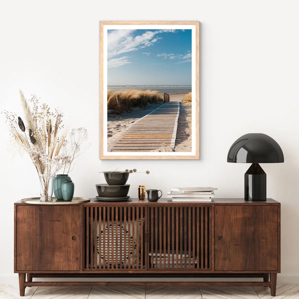 Plakat i ramme af lyst egetræ - Bag klitten, i græssets summen - 50x70 cm