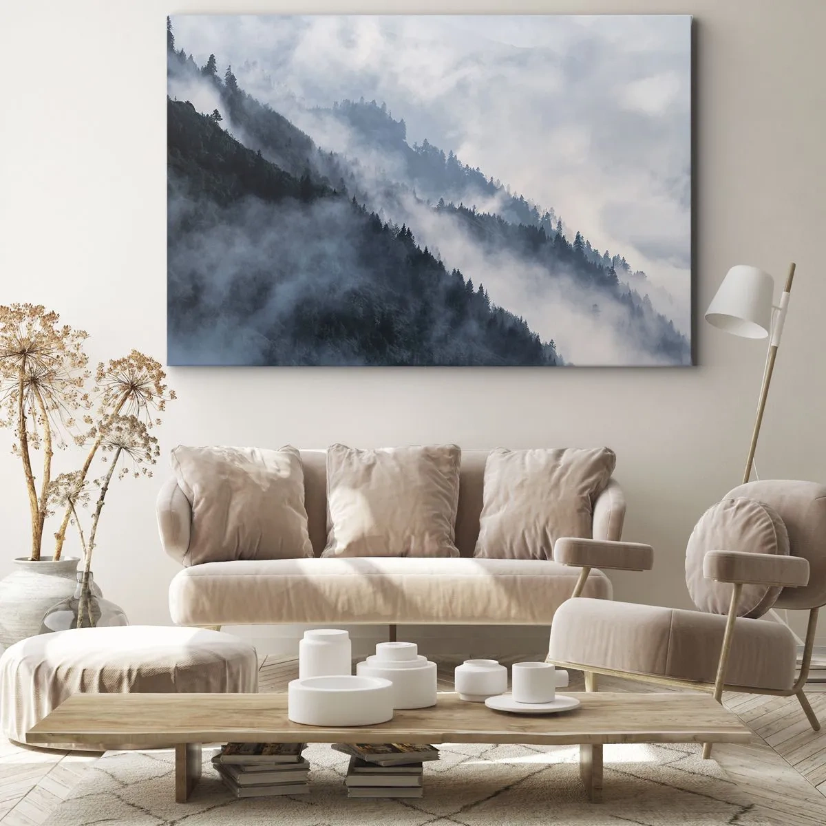 Lærredstryk - Billede på lærred - Tåge svæver over de skovklædte bjergsider i et mystisk landskab - 70x50cm - Bjergenes mystik - Moderne vægdekoration til stue og soveværelse ARTTOR