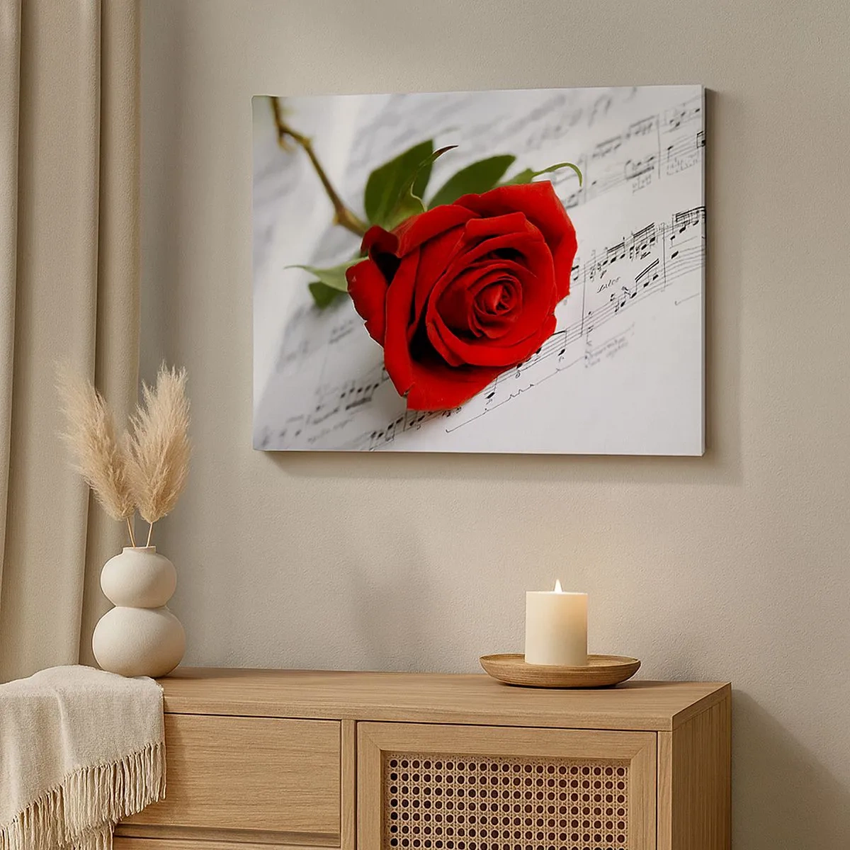 Lærredstryk - Billede på lærred - En rød rose mod en baggrund af musikalske noder på hvidt papir. - 70x50cm - Musik af følelser i skarlagenrødt - Moderne vægdekoration til stue og soveværelse ARTTOR