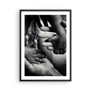 Plakat i sort ramme - Sort-hvidt motiv af hænder, der symboliserer bånd - 50x70cm - At være menneske - Moderne vægdekoration til stue og soveværelse ARTTOR