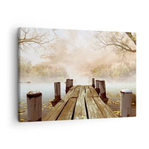 Lærredstryk - Billede på lærred - En træmole, der fører ud til en rolig sø i morgentågen - 70x50cm - Efterårets blide tristhed - Moderne vægdekoration til stue og soveværelse ARTTOR