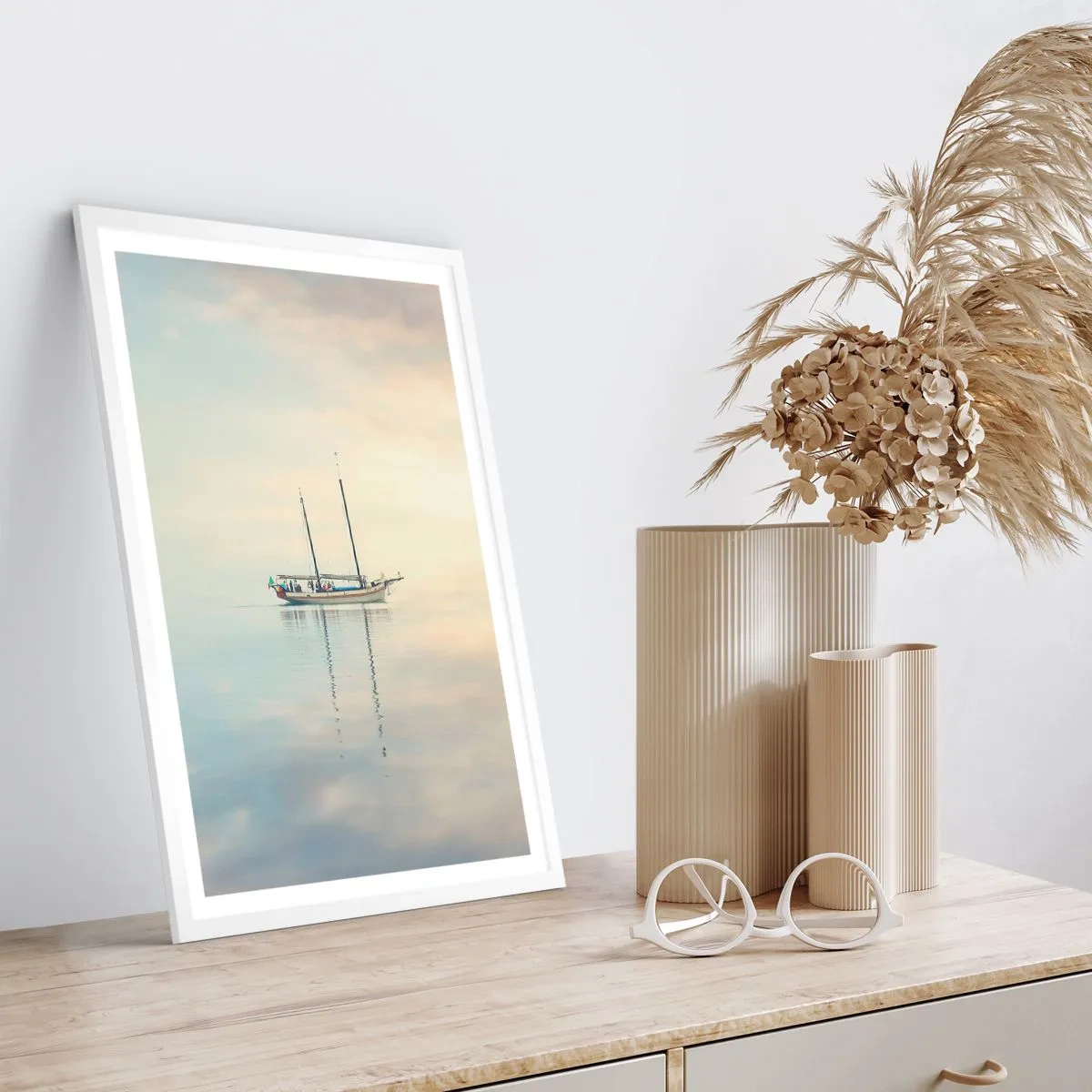 Plakat i hvid ramme - I et hav af stilhed - 40x50 cm