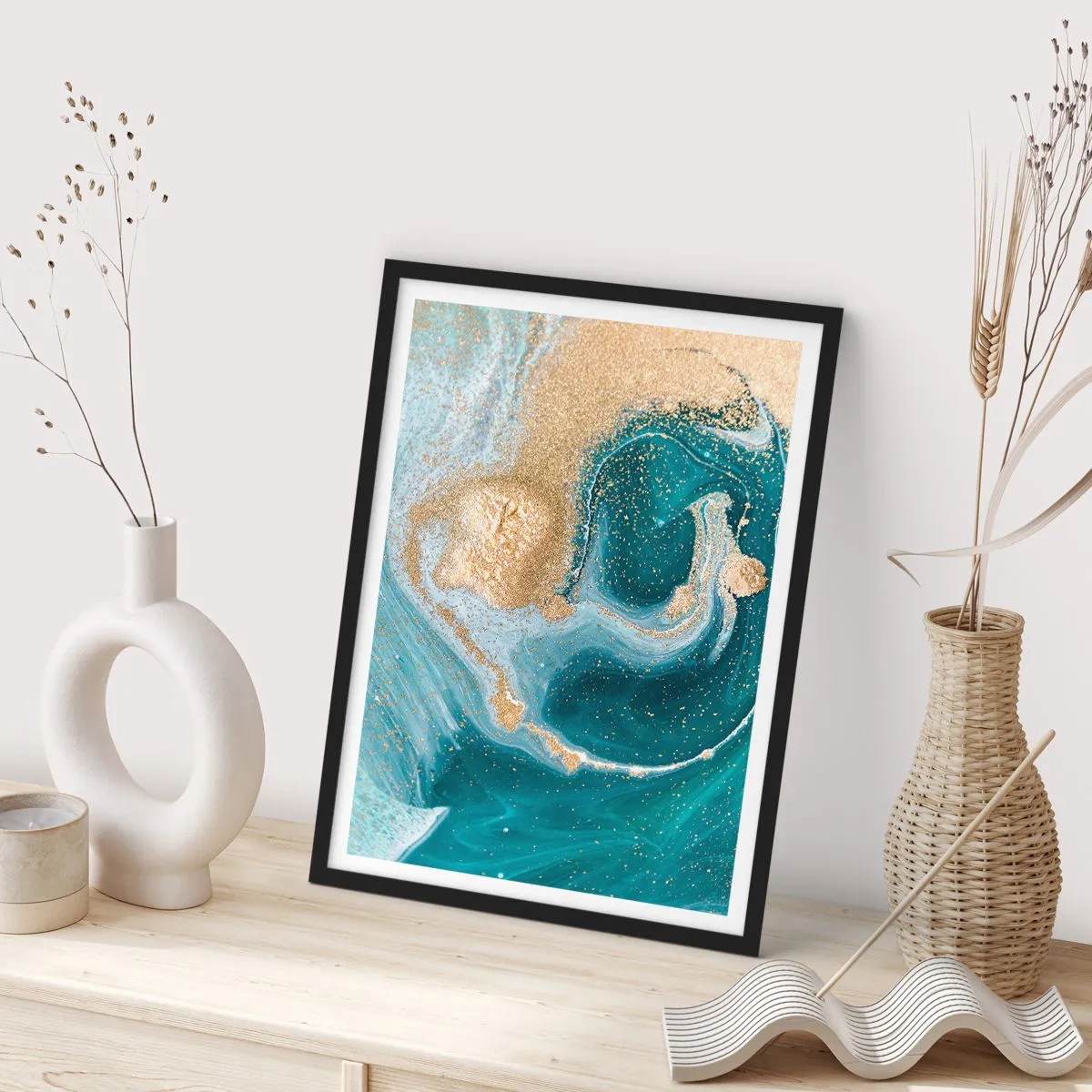 Plakat i sort ramme - En hvirvel af guld og turkis - 70x100 cm