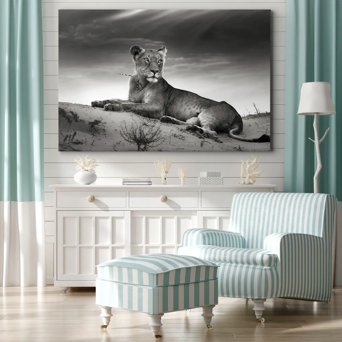 Lærredstryk - Billede på lærred - Sort-hvidt portræt af en løvinde på savannen - 70x50cm - Resten af ørkendronningen - Moderne vægdekoration til stue og soveværelse ARTTOR