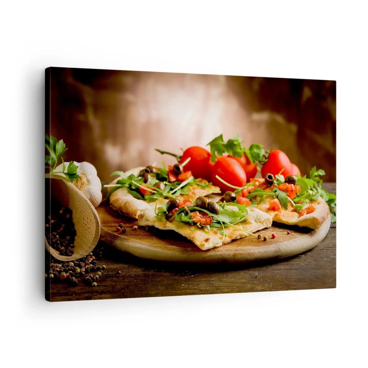 Lærredstryk - Billede på lærred - Pizza med grøntsager på en træplade i rustik stil - 70x50cm - Direkte fra ovnen og fra haven - Moderne vægdekoration til stue og soveværelse ARTTOR