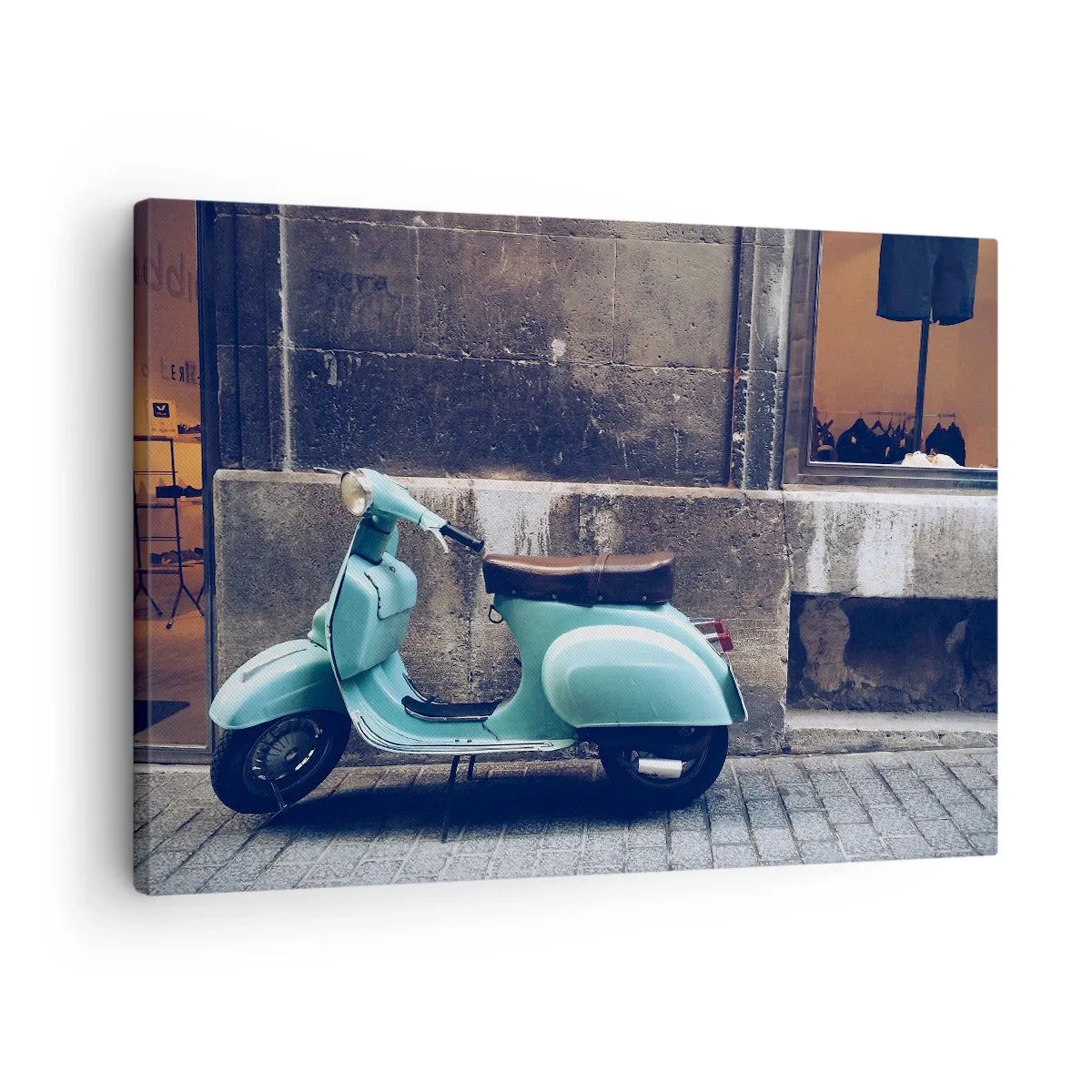Lærredstryk - Billede på lærred - En retro-scooter parkeret op ad en stenmur - 70x50cm - Uforglemmelige klimaer - Moderne vægdekoration til stue og soveværelse ARTTOR