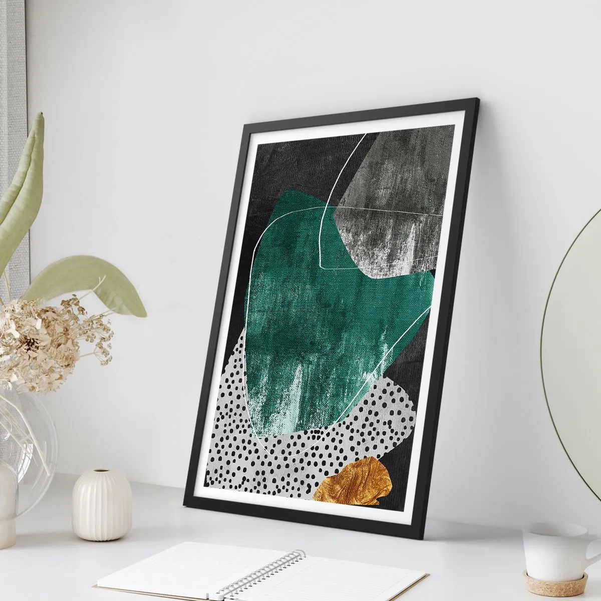 Plakat i sort ramme - Abstrakt komposition i grønt og guld - 50x70cm - Farverig abstraktion med en guldflager - Moderne vægdekoration til stue og soveværelse ARTTOR