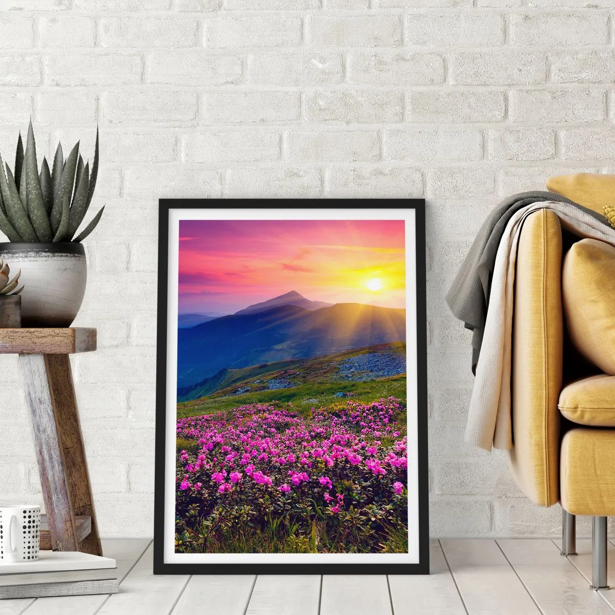 Plakat i sort ramme - Bjergpanorama med blomstrende rhododendroner og solnedgang - 50x70cm - ... Og rundt omkring dufter det af fyrretræer og krydderurter - Moderne vægdekoration til stue og soveværelse ARTTOR