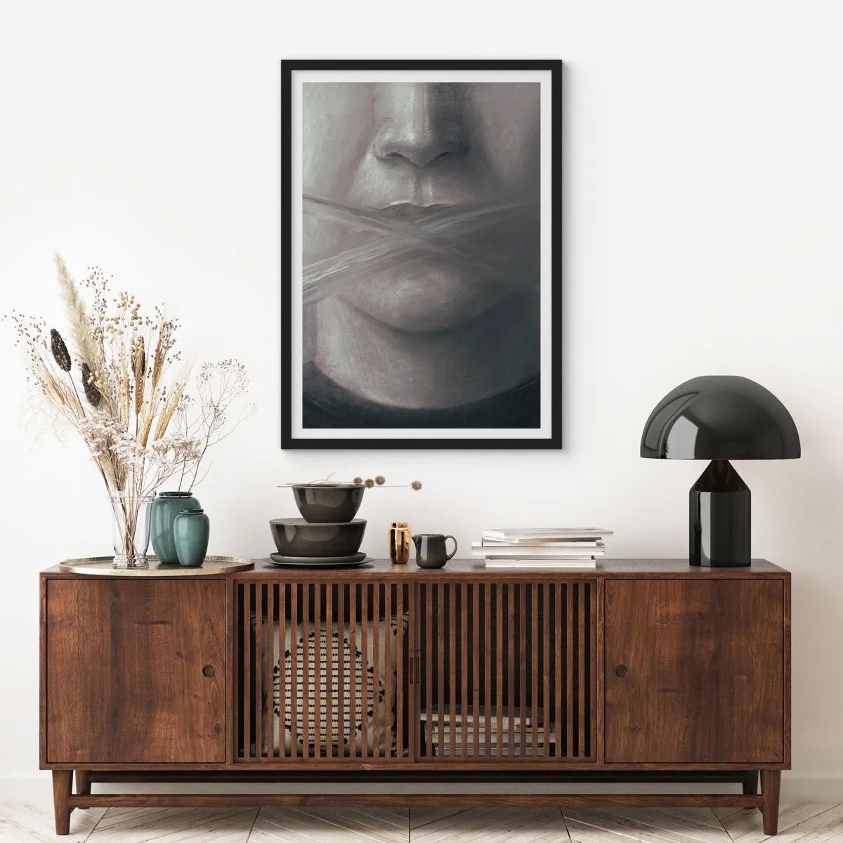 Plakat i sort ramme - Et symbolsk ansigt med en tildækket mund i monokromatiske farver. - 50x70cm - Ikke et ord - Moderne vægdekoration til stue og soveværelse ARTTOR