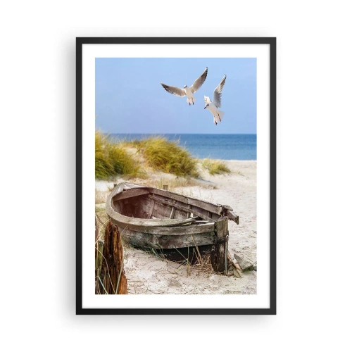 Plakat i sort ramme - En gammel båd på stranden med måger i baggrunden - 50x70cm - Badet i vinden - Moderne vægdekoration til stue og soveværelse ARTTOR