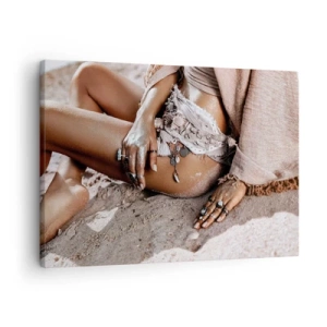 Lærredstryk - Billede på lærred - Boho kvinde på stranden med smykker - 70x50cm - Kastet ud af bølgerne? - Moderne vægdekoration til stue og soveværelse ARTTOR