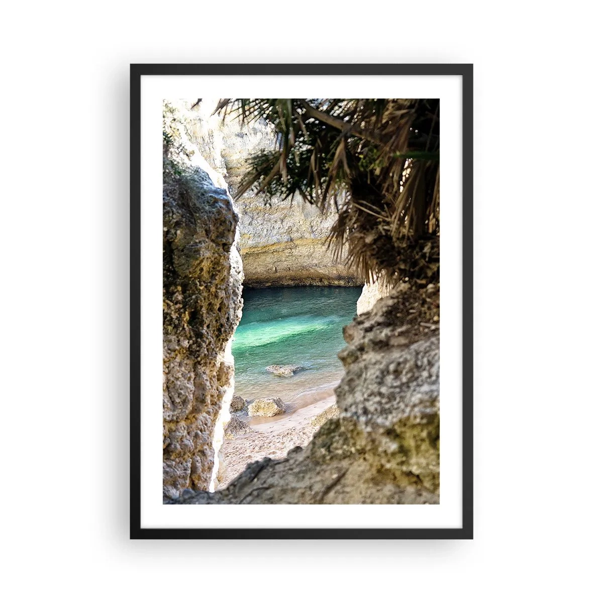 Plakat i sort ramme - Udsigt over den skjulte strand gennem en klippesprække - 50x70cm - Turkis bugt - Moderne vægdekoration til stue og soveværelse ARTTOR