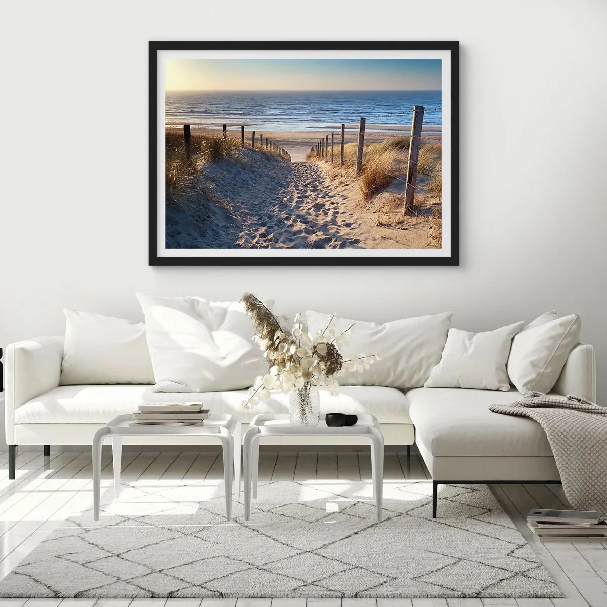 Plakat i sort ramme - Havet brummer, fuglene synger, en vild strand midt i græsset.... - 50x40 cm