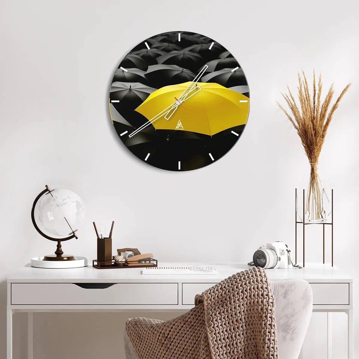 Vægur, Uret - En gul paraply, der skiller sig ud mod den sorte baggrund - 30x30cm - Farvel til tristhed - Moderne vægdekoration til stue, køkken og soveværelse ARTTOR