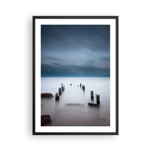 Plakat i sort ramme - Et stemningsfuldt syn på træpæle i vandet - 50x70cm - En betænksom sø - Moderne vægdekoration til stue og soveværelse ARTTOR