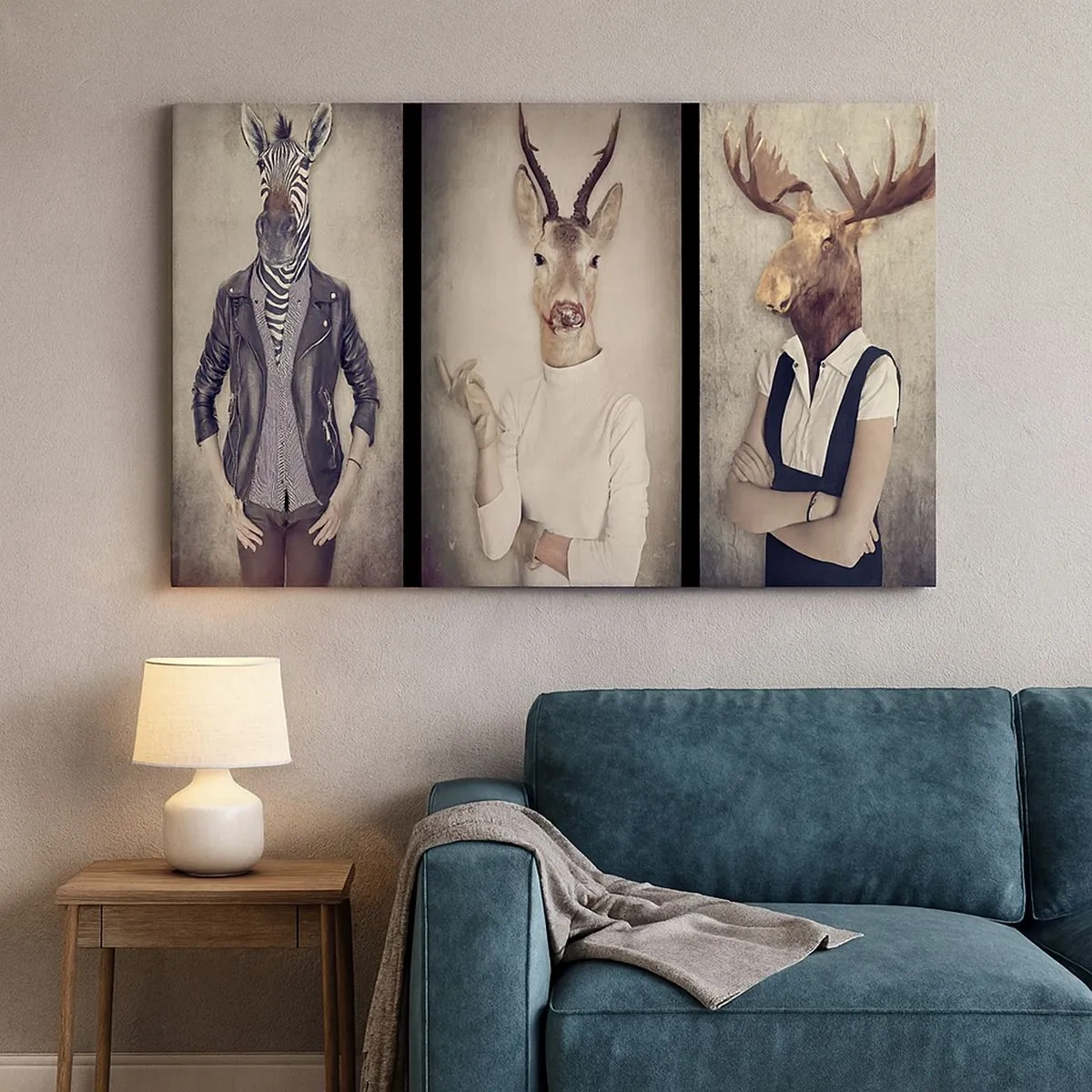Lærredstryk - Billede på lærred - Triptykon med dyrefigurer i mennesketøj mod en kunstnerisk baggrund - 70x50cm - Lad gestikulationerne tale - Moderne vægdekoration til stue og soveværelse ARTTOR