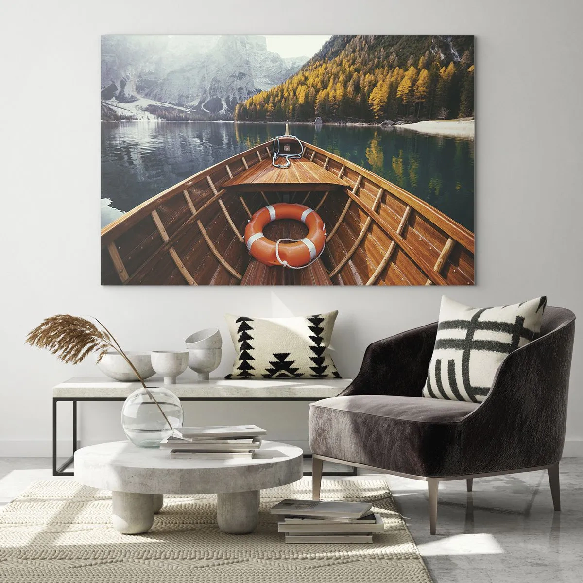 Billede på glas - Udsigt fra en træbåd over en bjergsø og en efterårsskov - 70x50cm - Bjergtur - Moderne vægdekoration til stue og soveværelse ARTTOR