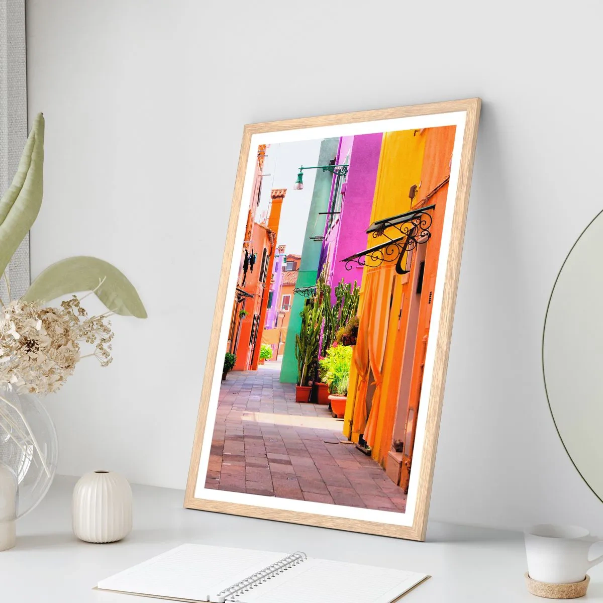 Plakat i ramme af lyst egetræ - Regnbue gyde - 70x100 cm