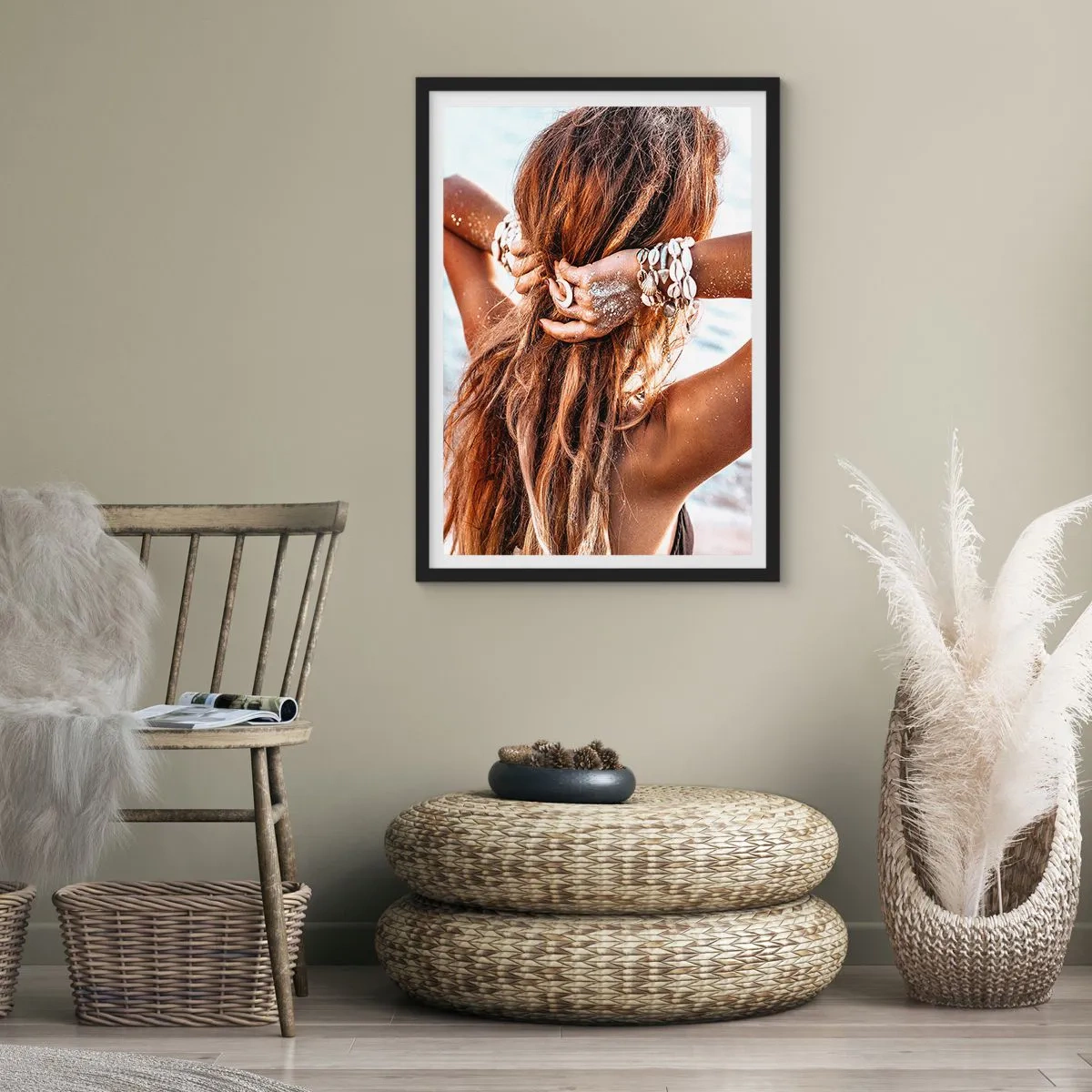 Plakat i sort ramme - En kvinde med langt hår dekoreret med muslingeskaller ved havet - 50x70cm - Søster af vand og solskin - Moderne vægdekoration til stue og soveværelse ARTTOR