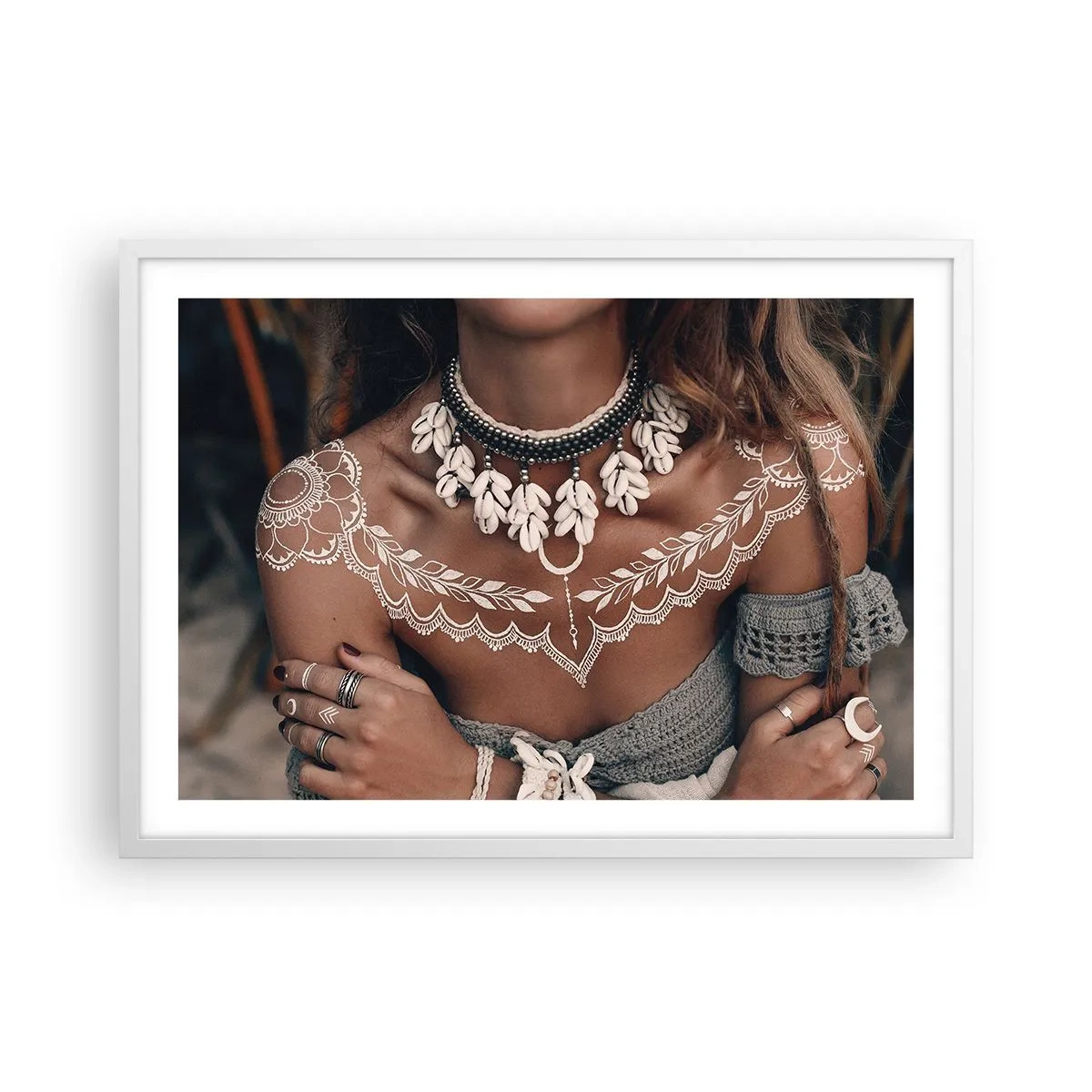 Plakat i hvid ramme - Talismaner, ritualer om kvindelighed - 70x50 cm