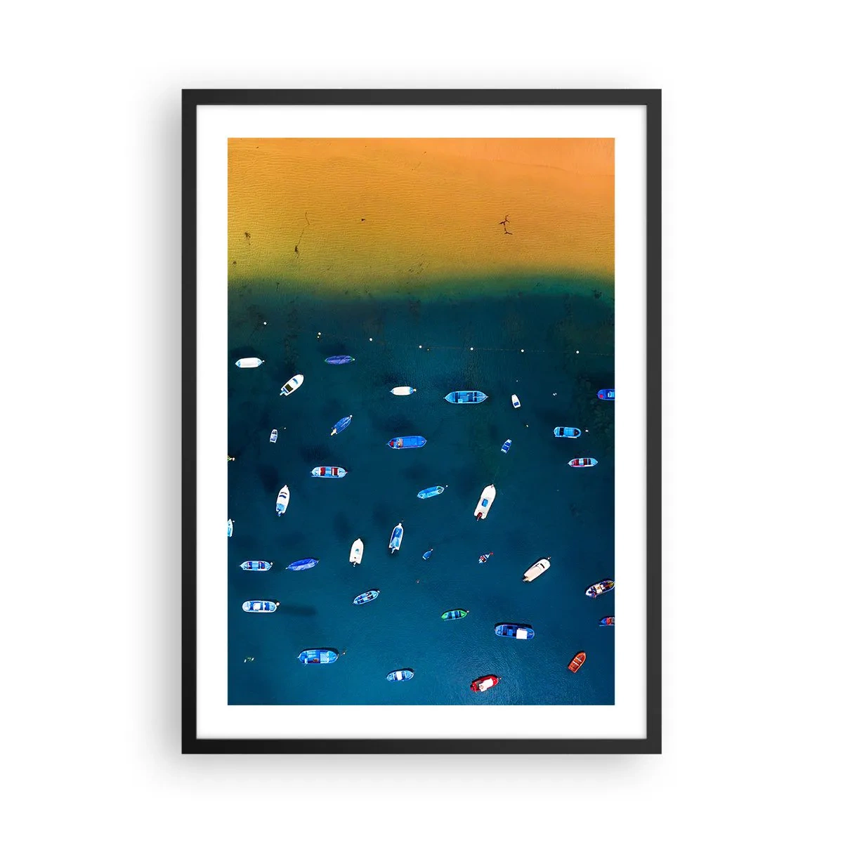 Plakat i sort ramme - Luftfoto af både, der driver langs stranden - 50x70cm - En ferieleg - Moderne vægdekoration til stue og soveværelse ARTTOR