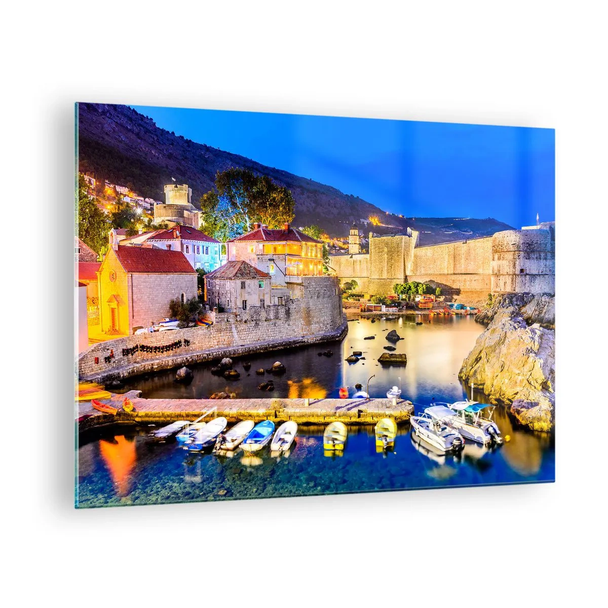 Billede på glas - Aftenpanorama over Dubrovnik med både og bymure - 70x50cm - En lysende nat på Adriaterhavet - Moderne vægdekoration til stue og soveværelse ARTTOR