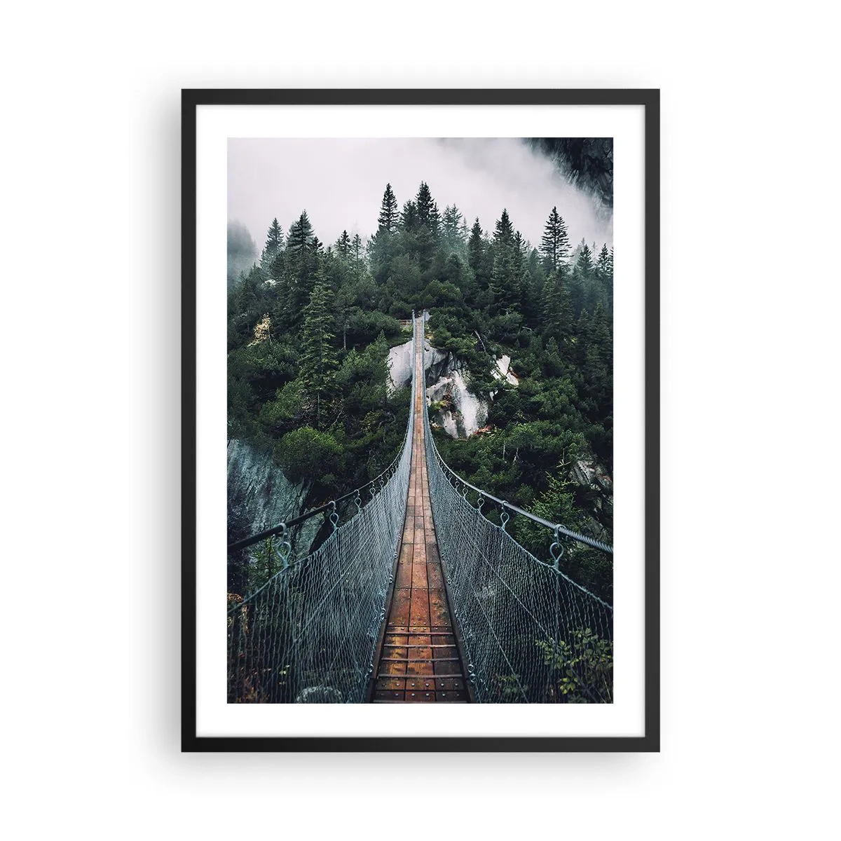 Plakat i sort ramme - En hængebro gennem en tæt, tåget skov - 50x70cm - Kun for ørne - Moderne vægdekoration til stue og soveværelse ARTTOR