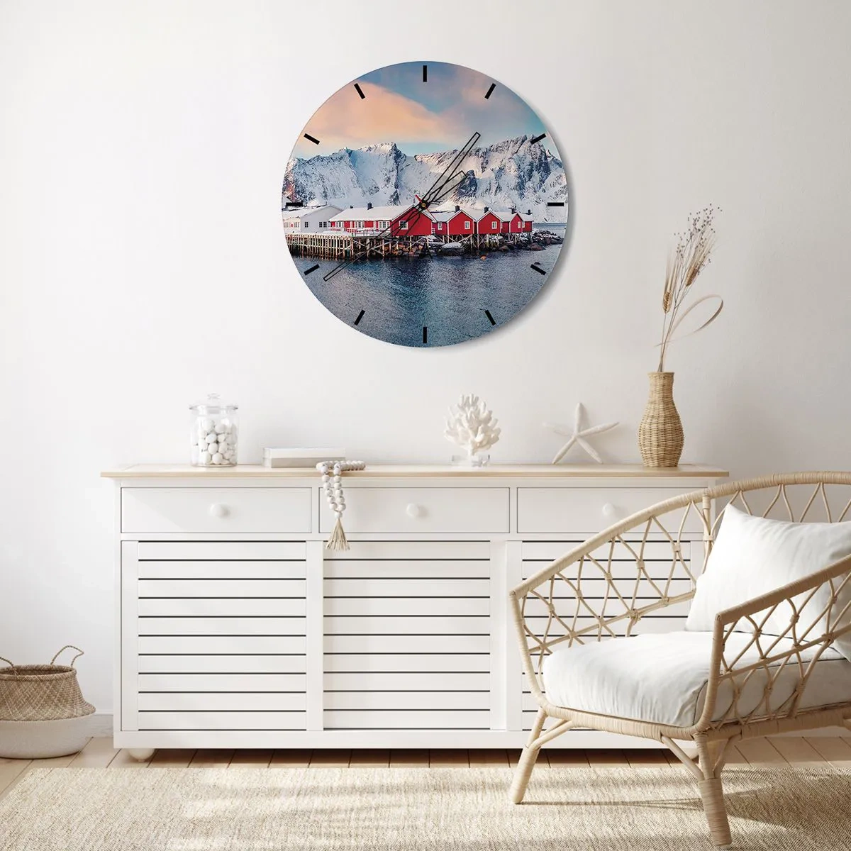 Vægur, Uret - Røde huse mod baggrunden af snedækkede bjerge og havet - 30x30cm - Nordlig tilbagetrækning - Moderne vægdekoration til stue, køkken og soveværelse ARTTOR